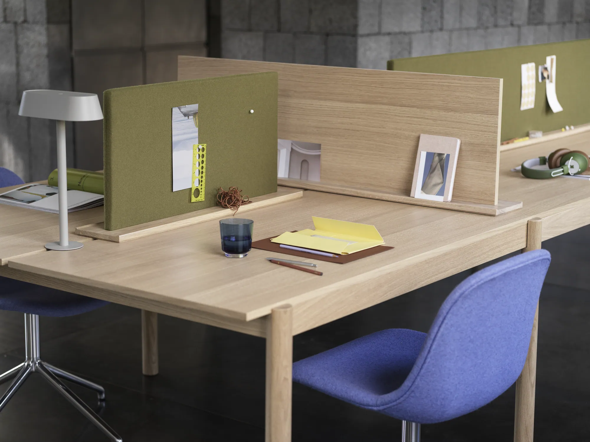 Linear System Config. 1 in Oak - Linear Screen Oak & Hero 981 - Fiber Side Chair in Divina Melange 647 w. Swivel Base in Alu