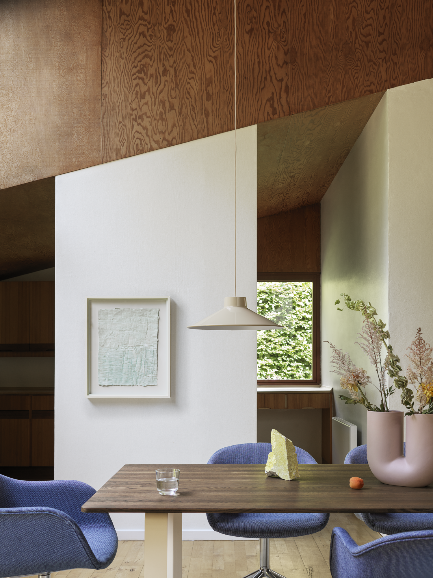 Top Pendant Ø36 in Sand - 70/70 Table in Smoked Oak/Sand 225x90 cm - Fiber Armchair in Sabi 631 and w. Swivel Base in Aluminum