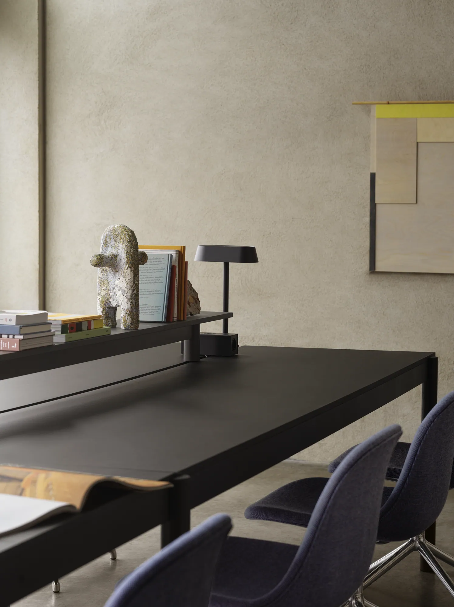 Linear System Table Config. 1 in Black/Black, Tray 170 cm in Black, Mounted Table Lamp in Black, Fiber Side Chair w. Swivel Base in Sabi 631/Aluminium