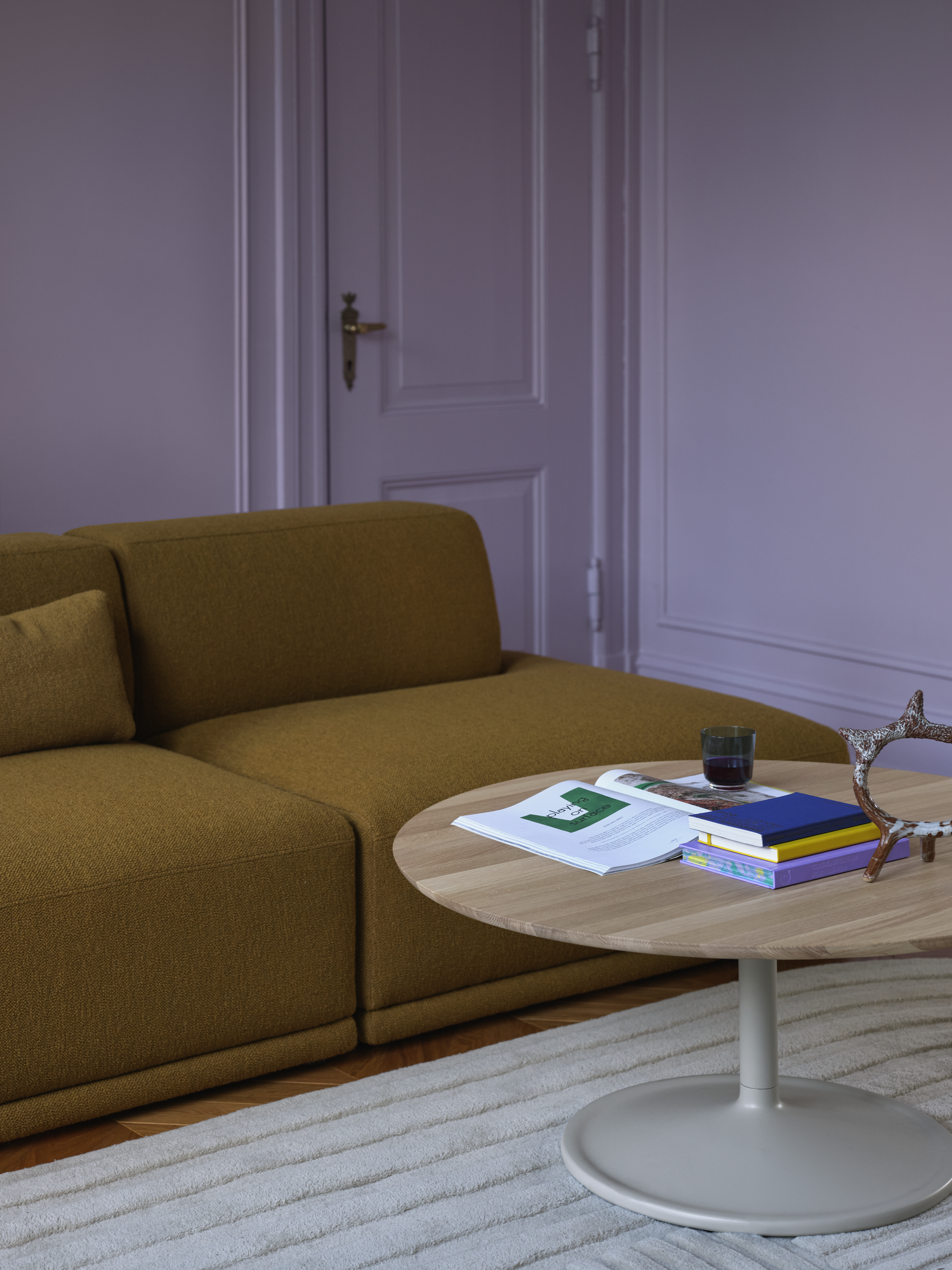 Connect Soft Modular Sofa in Hearth 008 - Soft Coffee Table H42 Ø95 cm in Oak/Grey - Relevo Rug in Off-White - Raise Glass in Dark Blue