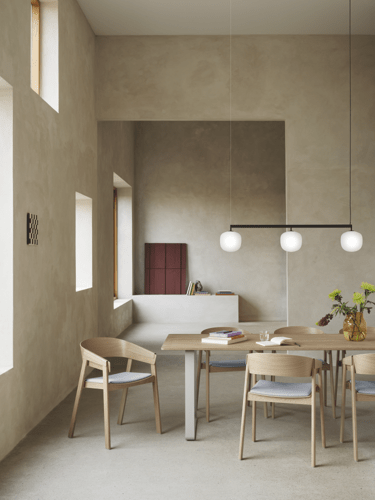 Rime Rail Lamp in Black - 70/70 225x90 cm in Solid Oak & Grey Base - Cover Armchair in Oak & Vidar 723 - Raise Glass in Clear - Silent Vase in Burnt Orange