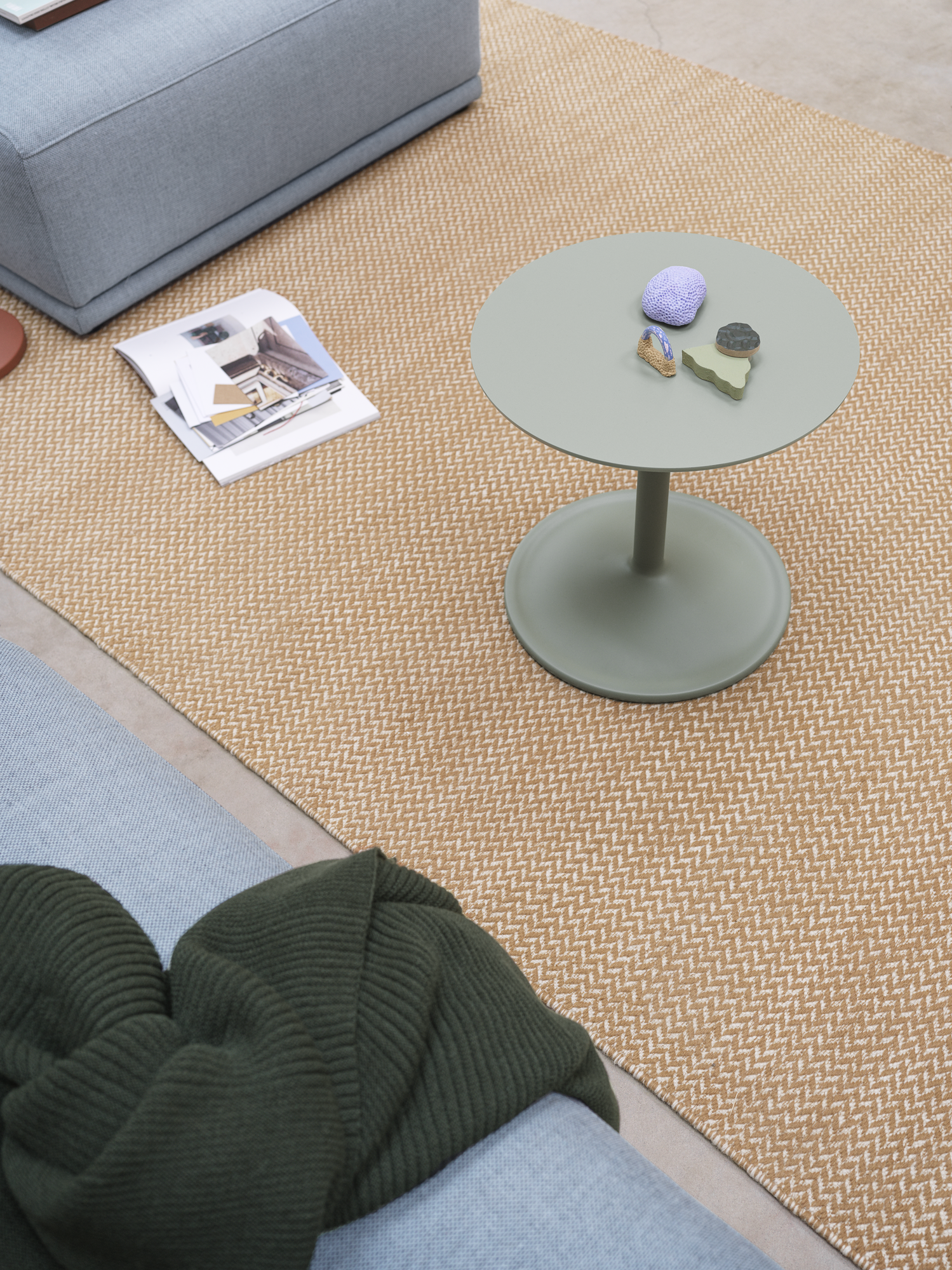 Connect Soft 2-Seater Rewool 718, Soft Side Table Dusty Green Ø41 H40 cm, Ply Rug Burnt Orange 240x170 cm.