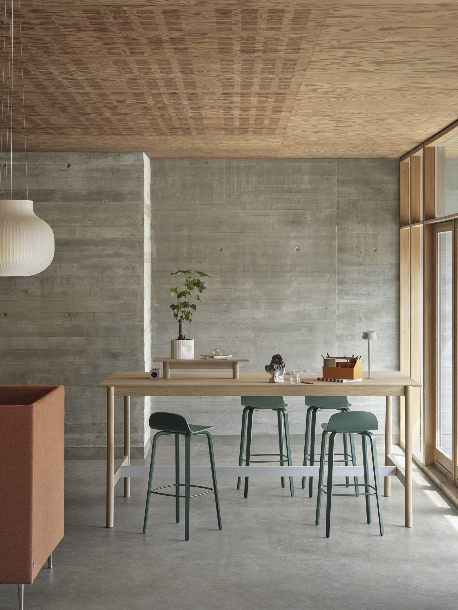 Linear System High Table 105 cm in Oak - Linear System Tray 75 cm in Oak - Visu Bar stool 75 cm in Dark Green - Ridge Planter H15 cm in Off-White - Sketch Toolbox