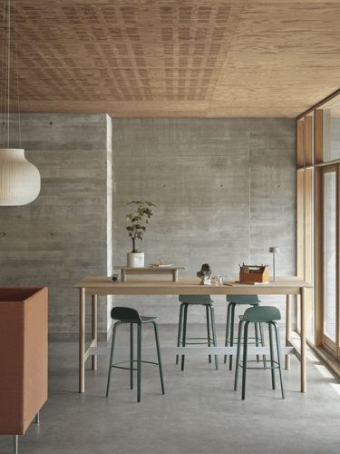 Linear System High Table 105 cm in Oak - Linear System Tray 75 cm in Oak - Visu Bar stool 75 cm in Dark Green - Ridge Planter H15 cm in Off-White - Sketch Toolbox
