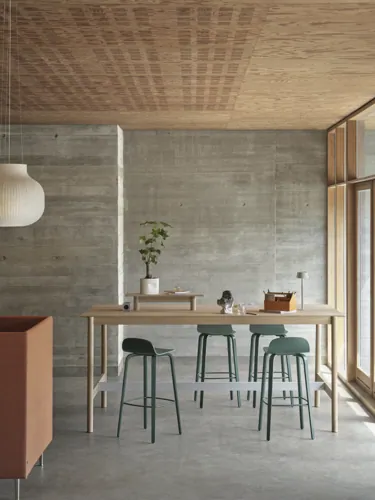 Linear System High Table 105 cm in Oak - Linear System Tray 75 cm in Oak - Visu Bar stool 75 cm in Dark Green - Ridge Planter H15 cm in Off-White - Sketch Toolbox