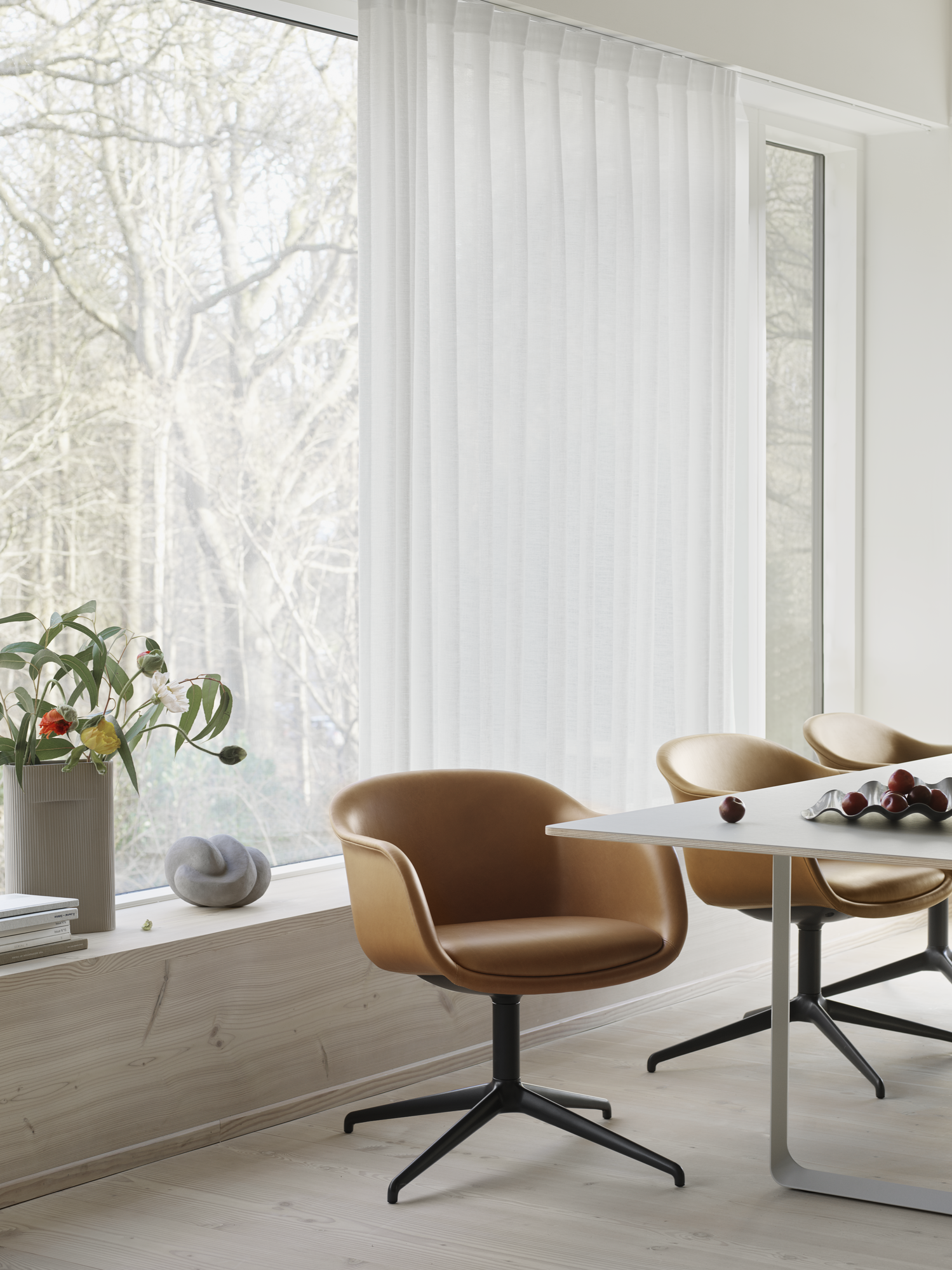 Fiber Conference Armchair in Refine Leather Cognac w. Swivel Base - 70/70 Table in Grey - Ridge Vase - Wave Tray