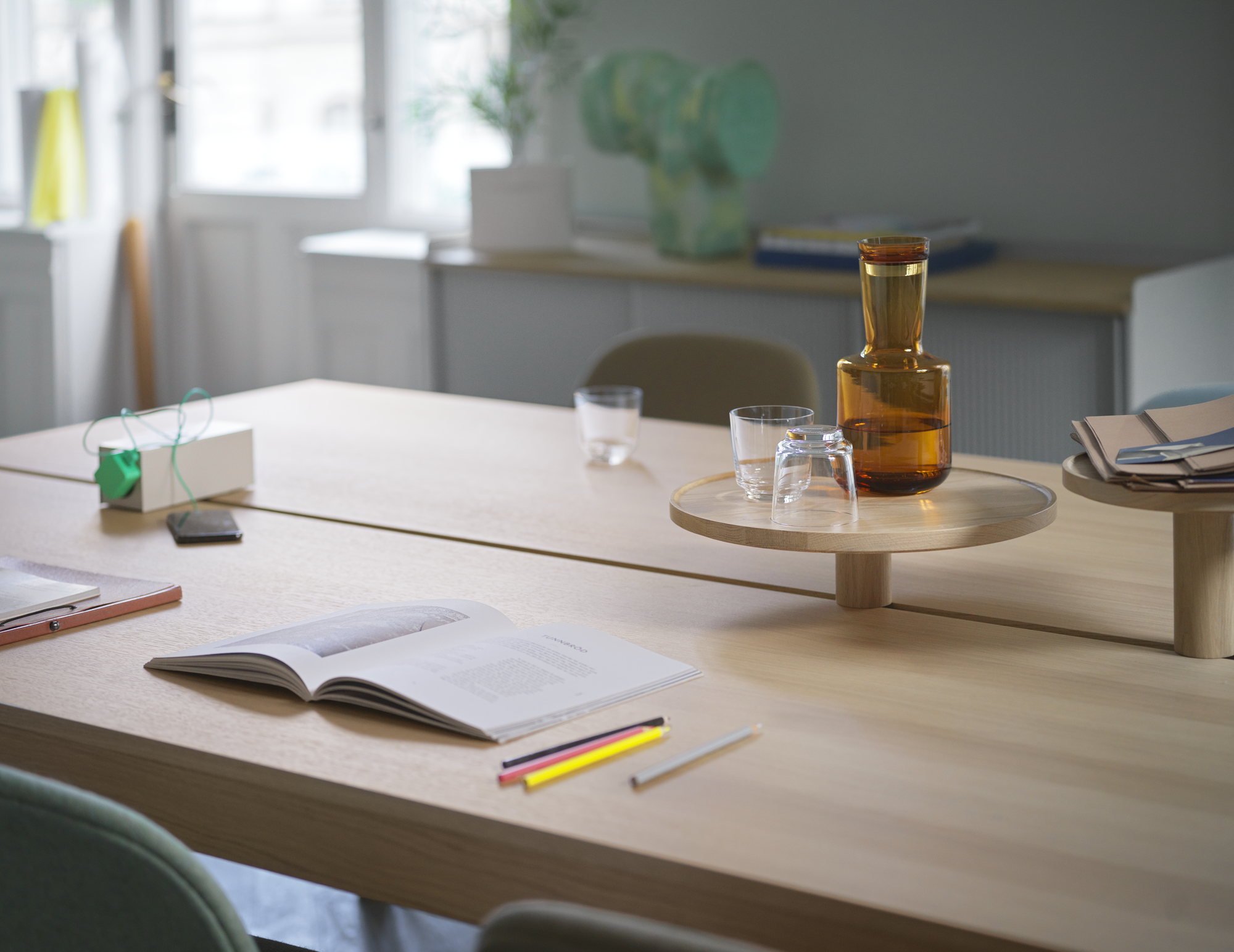 Linear System Table in Oak Veneer/Oak - Raise Carafe in Burnt Orange - Raise Glasses in Clear - Linear System Tray Ø24 & Ø36 cm in Oak - Linear System Table Power Outlet in Grey