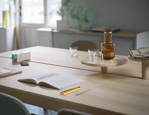 Linear System Table in Oak Veneer/Oak - Raise Carafe in Burnt Orange - Raise Glasses in Clear - Linear System Tray Ø24 & Ø36 cm in Oak - Linear System Table Power Outlet in Grey