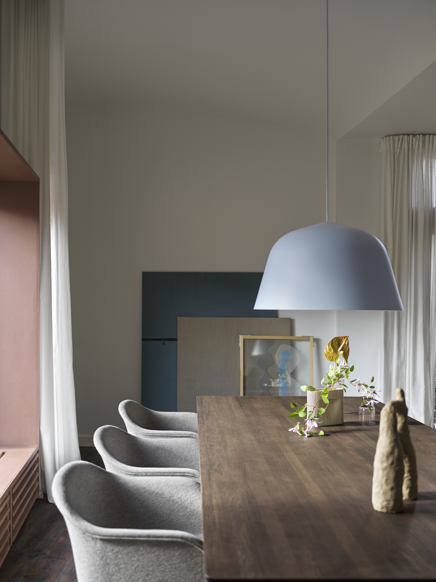 Ambit Ø55 Light Blue, 70/70 Smoked Oak, Fiber Armchair Clay 12, Ridge Vase