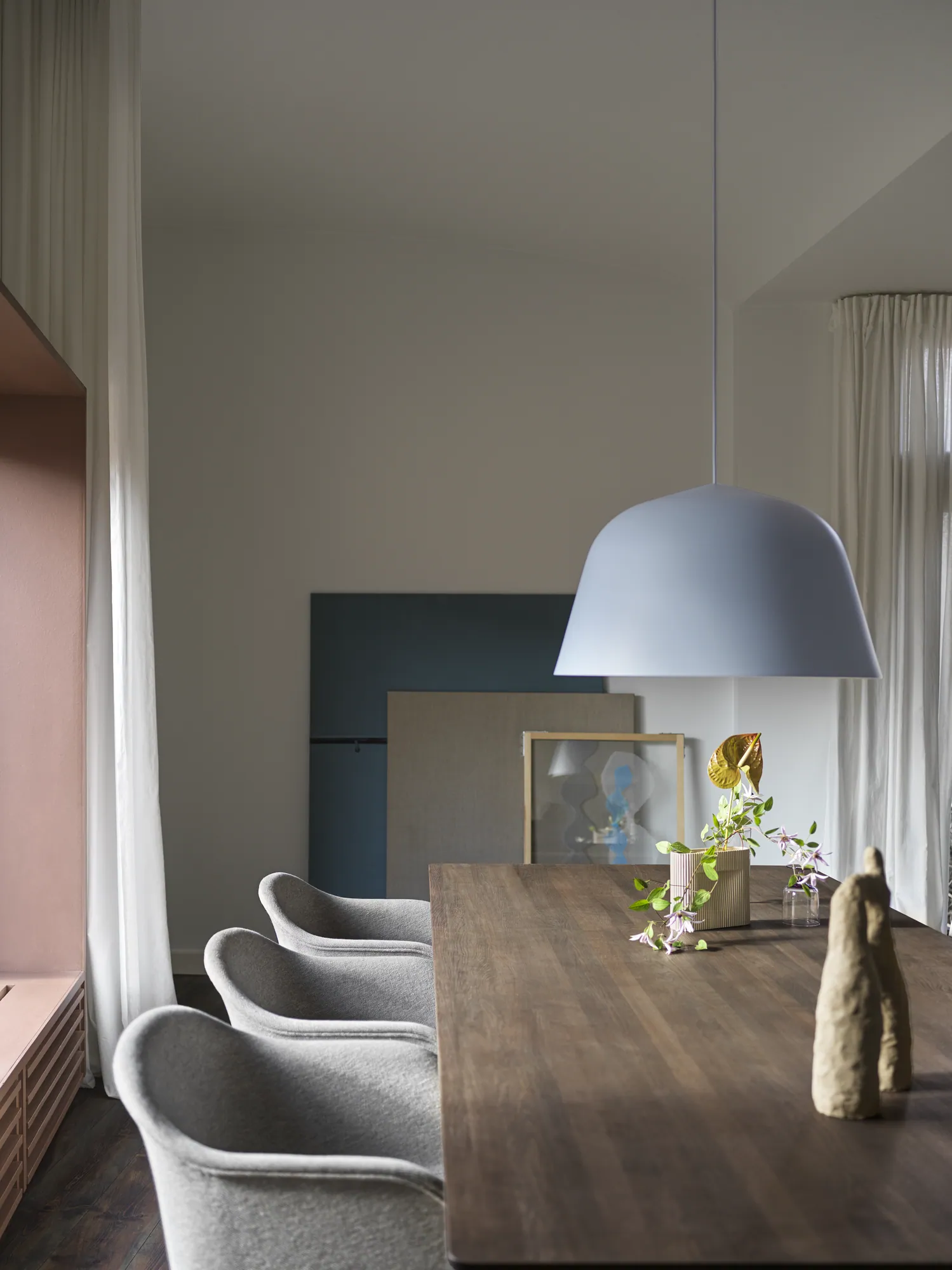 Ambit Ø55 Light Blue, 70/70 Smoked Oak, Fiber Armchair Clay 12, Ridge Vase
