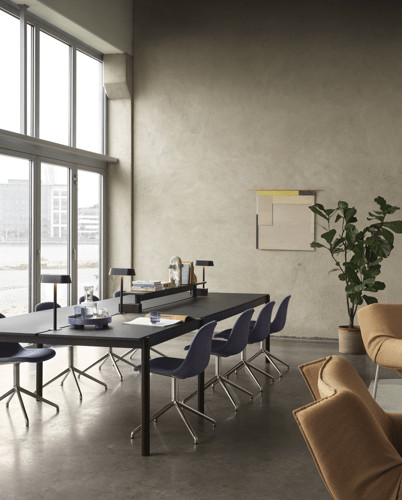 Linear System Table Config. 1 in Black/Black, Fiber Side Chair w. Swivel Base in Sabi 631/Aluminium, Wrap Lounge Chair in Fiord 451/Grey, Ply Rug in Off-White, Platform Tray in Blue-Grey, Raise Glasses in Dark Blue, Raise Carafe in Clear