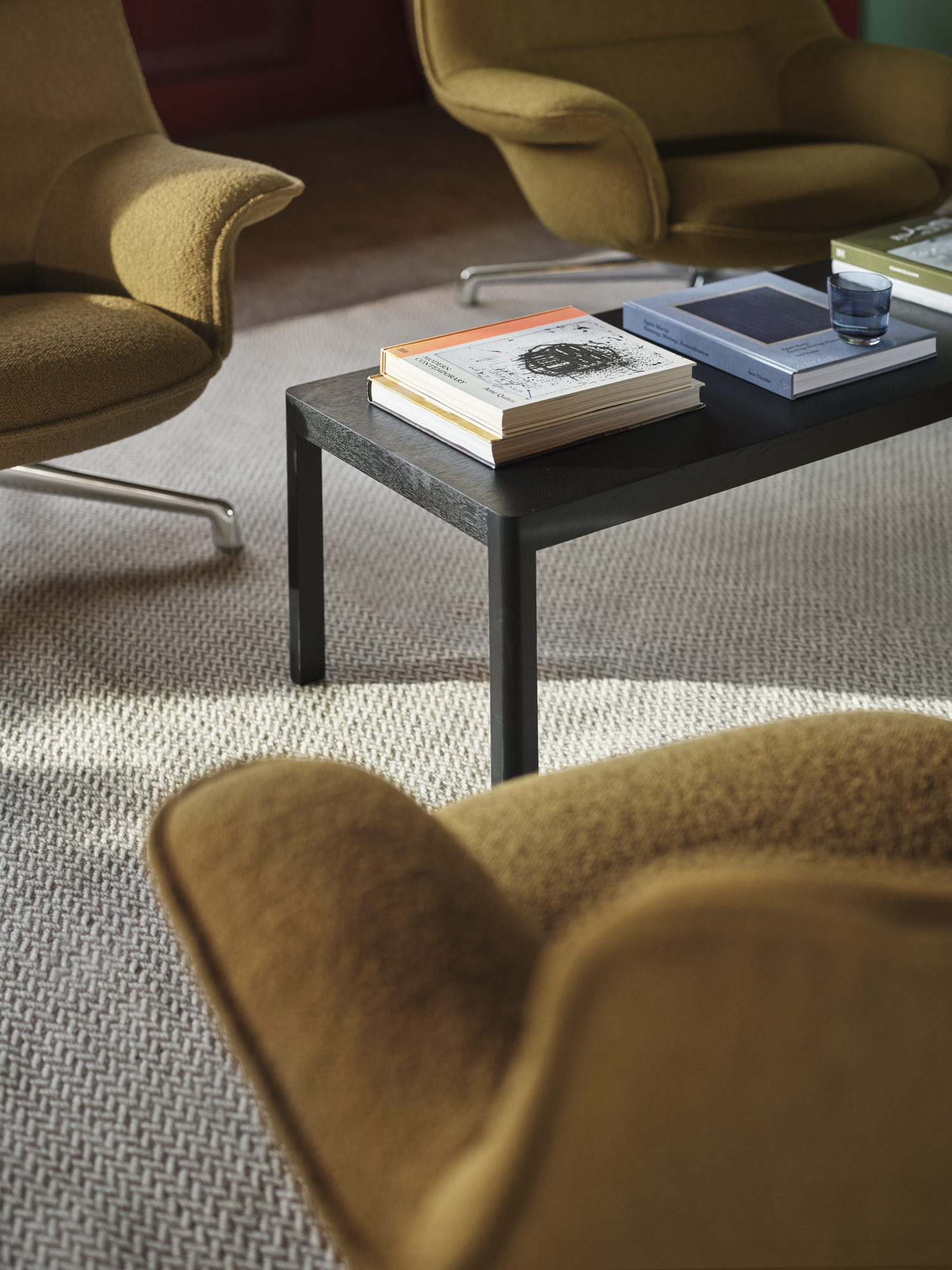 Doze Lounge Chair Low Back Swivel Base in Hearth 8/Polished Aluminum - Workshop Coffee Table in Black - Raise Glass in Dark Blue - Ply Rug in Light Rose