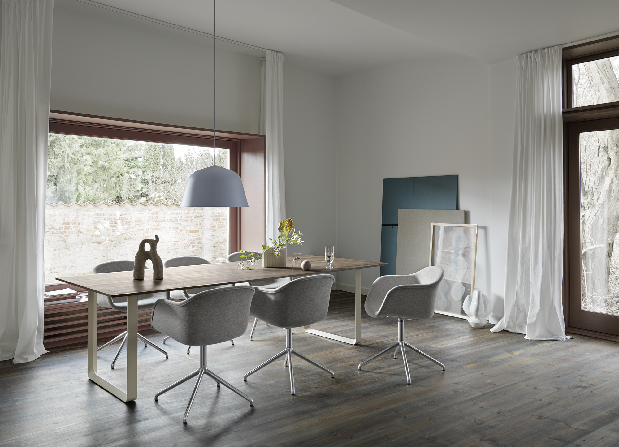 70/70 Smoked Oak/Sand, Ambit Ø55 Light Blue, Fiber Armchair Swivel Chrome/Clay 12, Ridge Vase