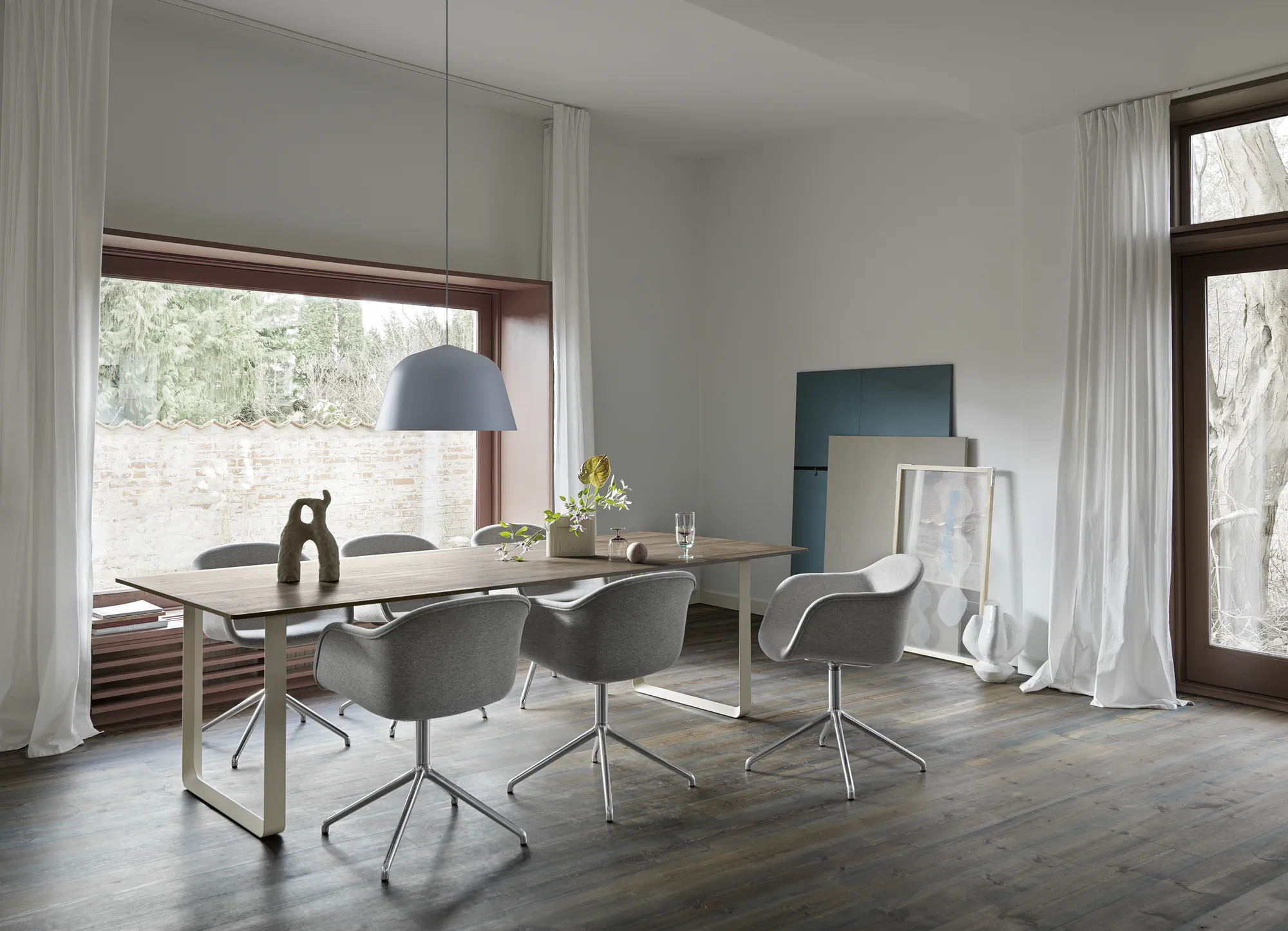 70/70 Smoked Oak/Sand, Ambit Ø55 Light Blue, Fiber Armchair Swivel Chrome/Clay 12, Ridge Vase