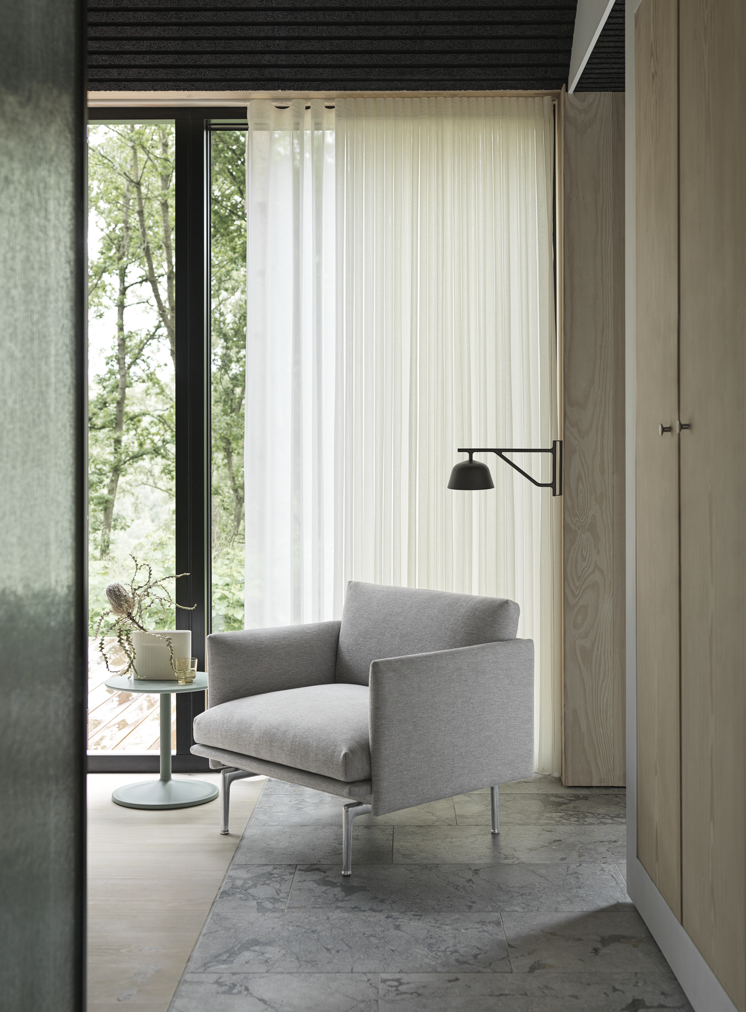 Outline Studio Chair Alu/Clay 12, Ambit Wall Taupe, Soft Side Table Ø41 H40 cm Dusty Green, Ridge Vase Off-White.