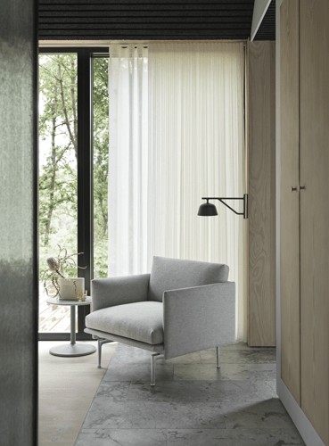 Outline Studio Chair Alu/Clay 12, Ambit Wall Taupe, Soft Side Table Ø41 H40 cm Dusty Green, Ridge Vase Off-White.