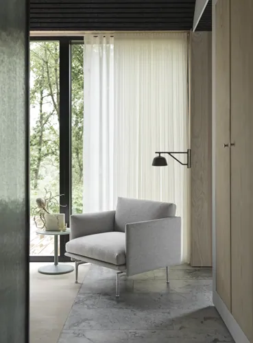 Outline Studio Chair Alu/Clay 12, Ambit Wall Taupe, Soft Side Table Ø41 H40 cm Dusty Green, Ridge Vase Off-White.