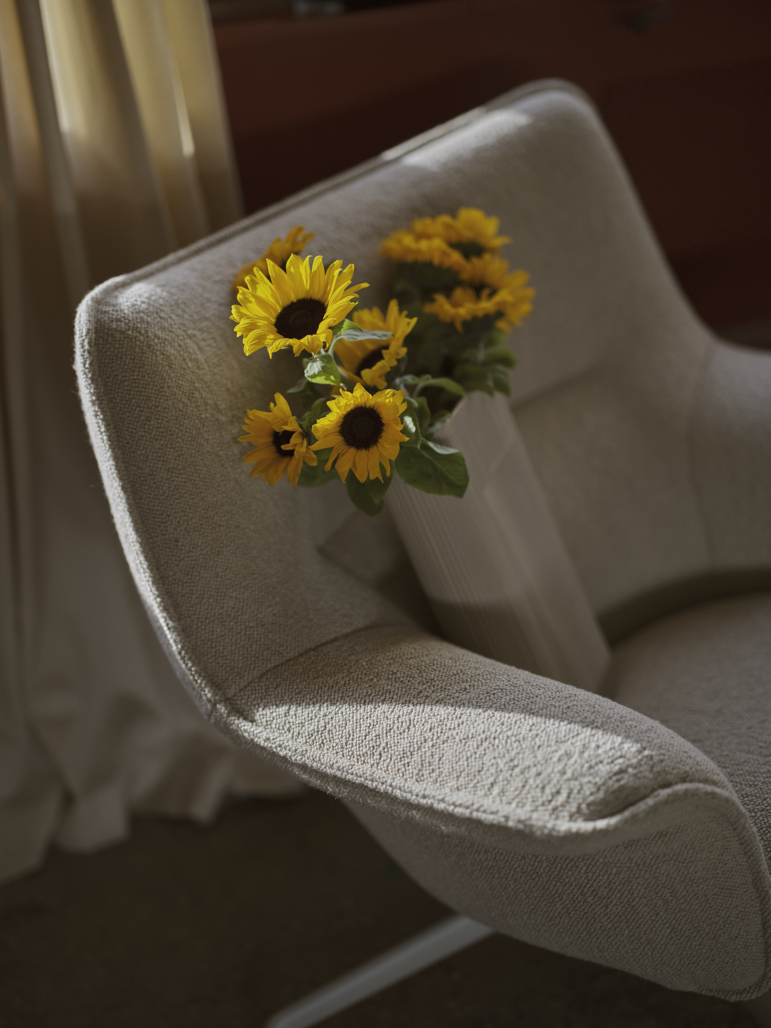 Doze Lounge Chair Low Back Swivel Base in Hearth 7/Grey - Ridge Vase in Off-white