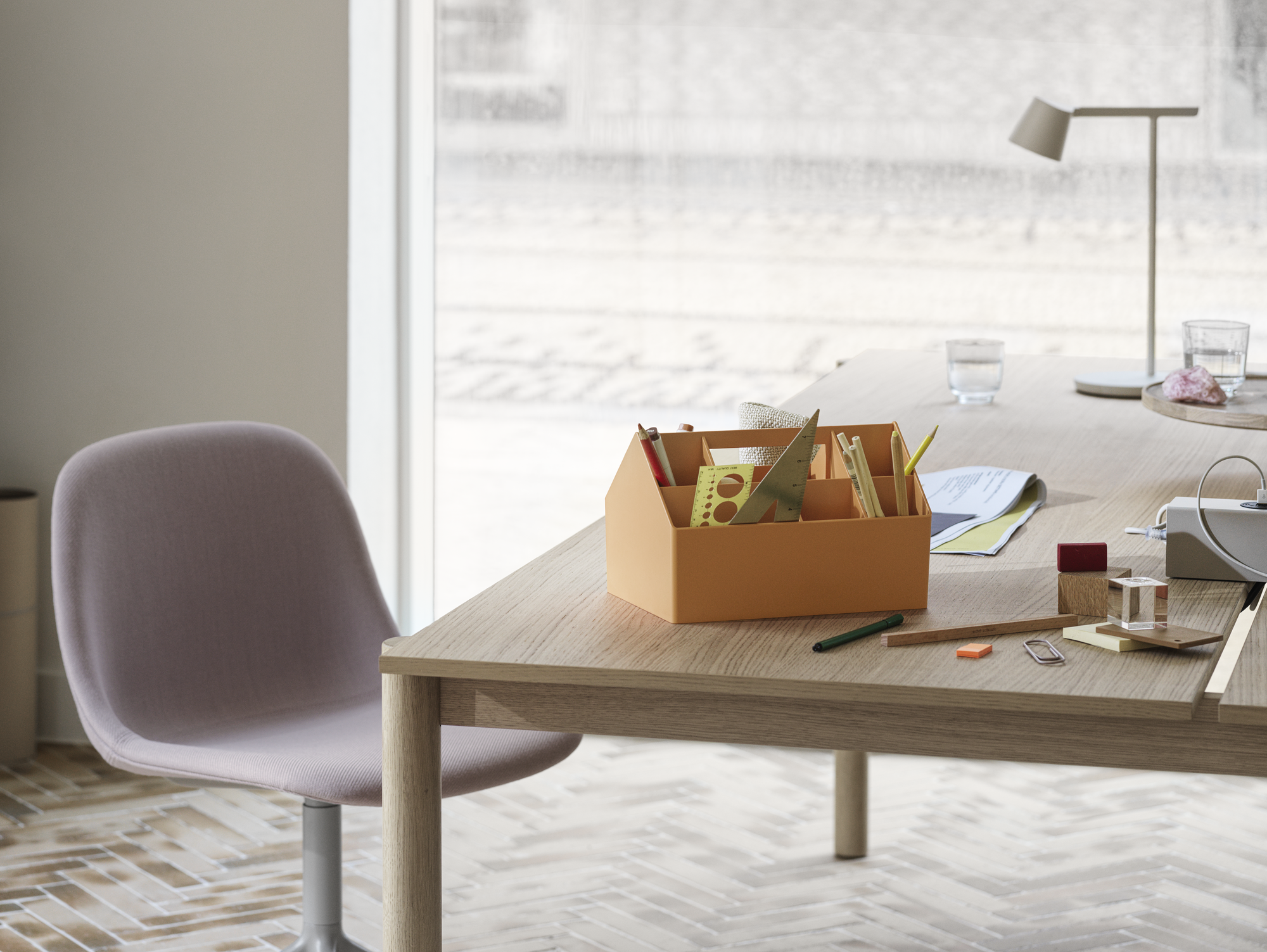 Fiber Side Chair w. Swivel Base in Twill Weave 620 - Linear System Table in Oak - Sketch Toolbox in Burnt Orange - Tip Table Lamp in White