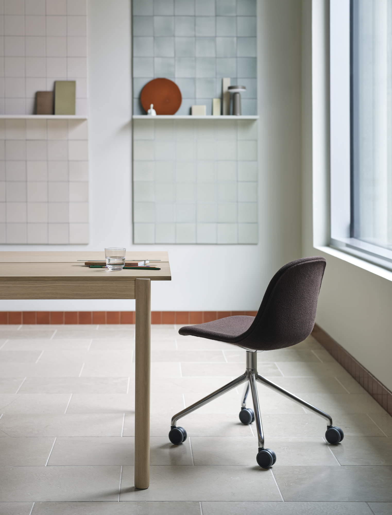 Linear System Table 110x240 cm in Oak - Fiber Side Chair in Acca 381 - Ease Portable Lamp in Taupe