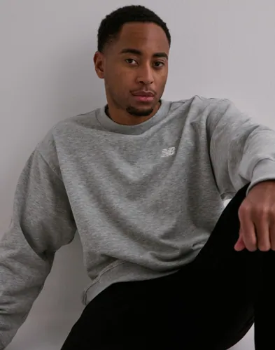 Grå sweatshirt från New Balance i french terry med rundhals och liten broderad logga