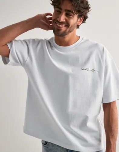 Que Sera Sera Boxy Signature Tee T-shirts med tryck herr – bild 2
