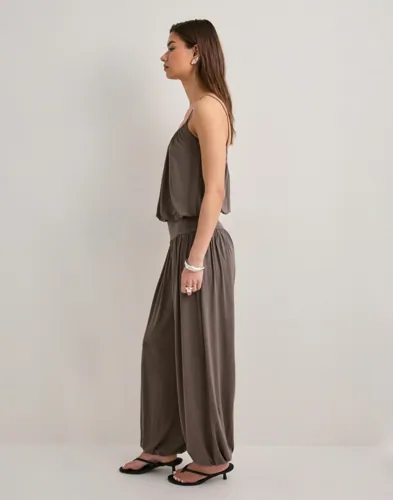 Nelly Stunning Flowy Jumpsuit festklänningar dam – bild 3