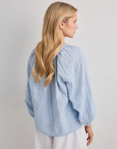 ONLY Onlzion 3/4 V-Neck Emb Top Wvn blusar dam – bild 3