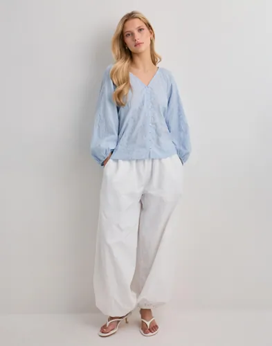 ONLY Onlzion 3/4 V-Neck Emb Top Wvn blusar dam – bild 2
