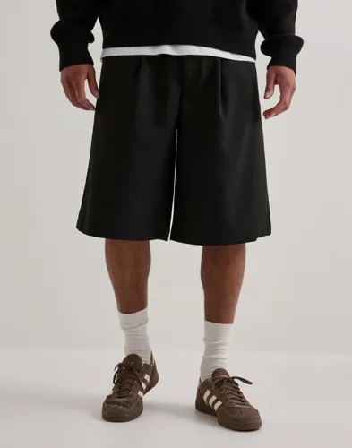 Woodbird chinoshorts i svart med pressveck framtill och sidofickor
