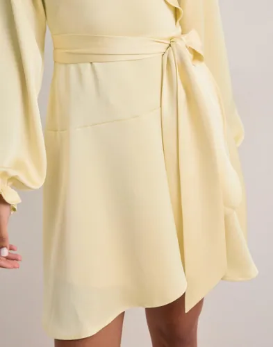 NEO NOIR Colbie Heavy Sateen Dress omlottklänningar dam – bild 3
