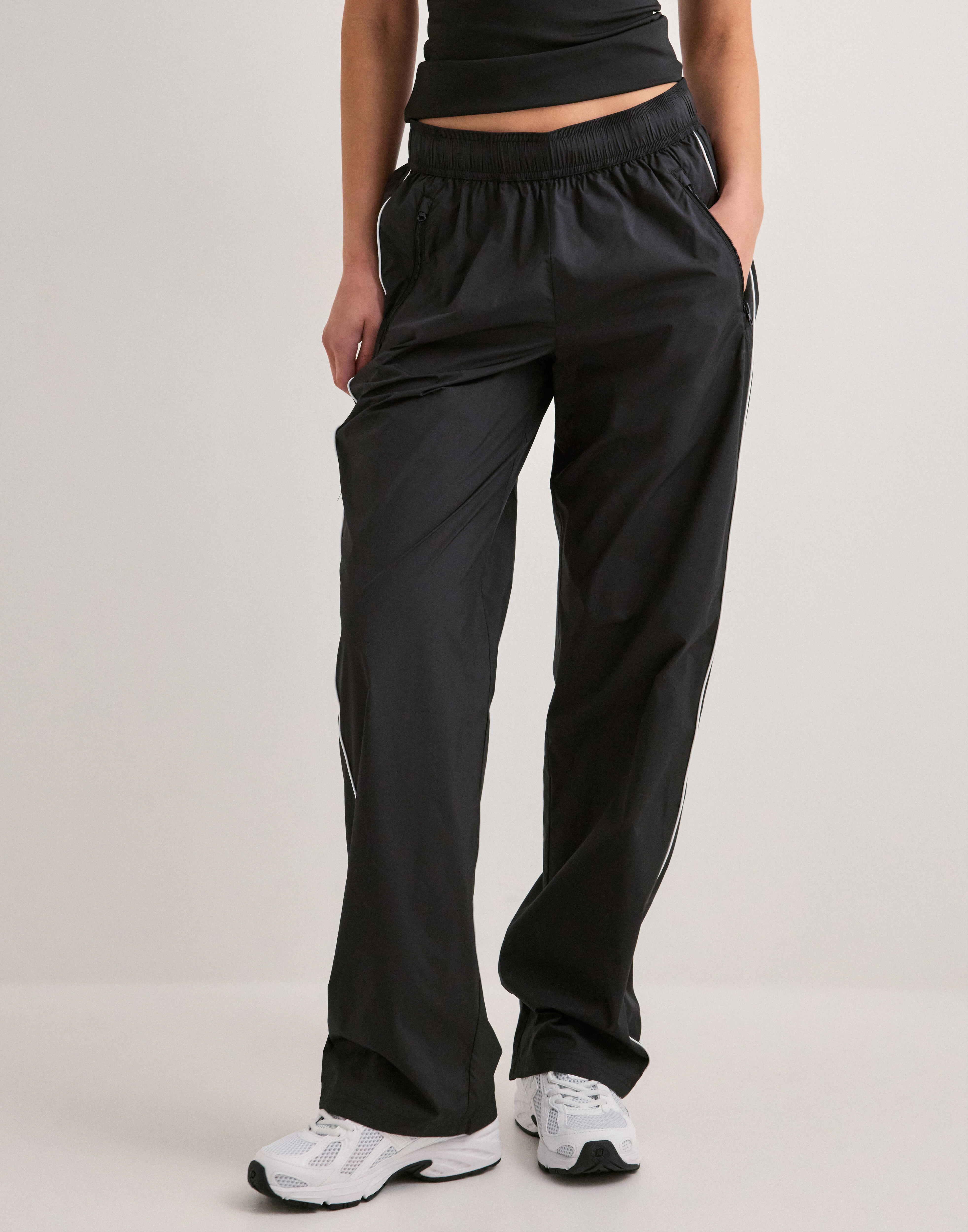 Aimn balance tracksuit pants i — byxor med fickor från Nelly