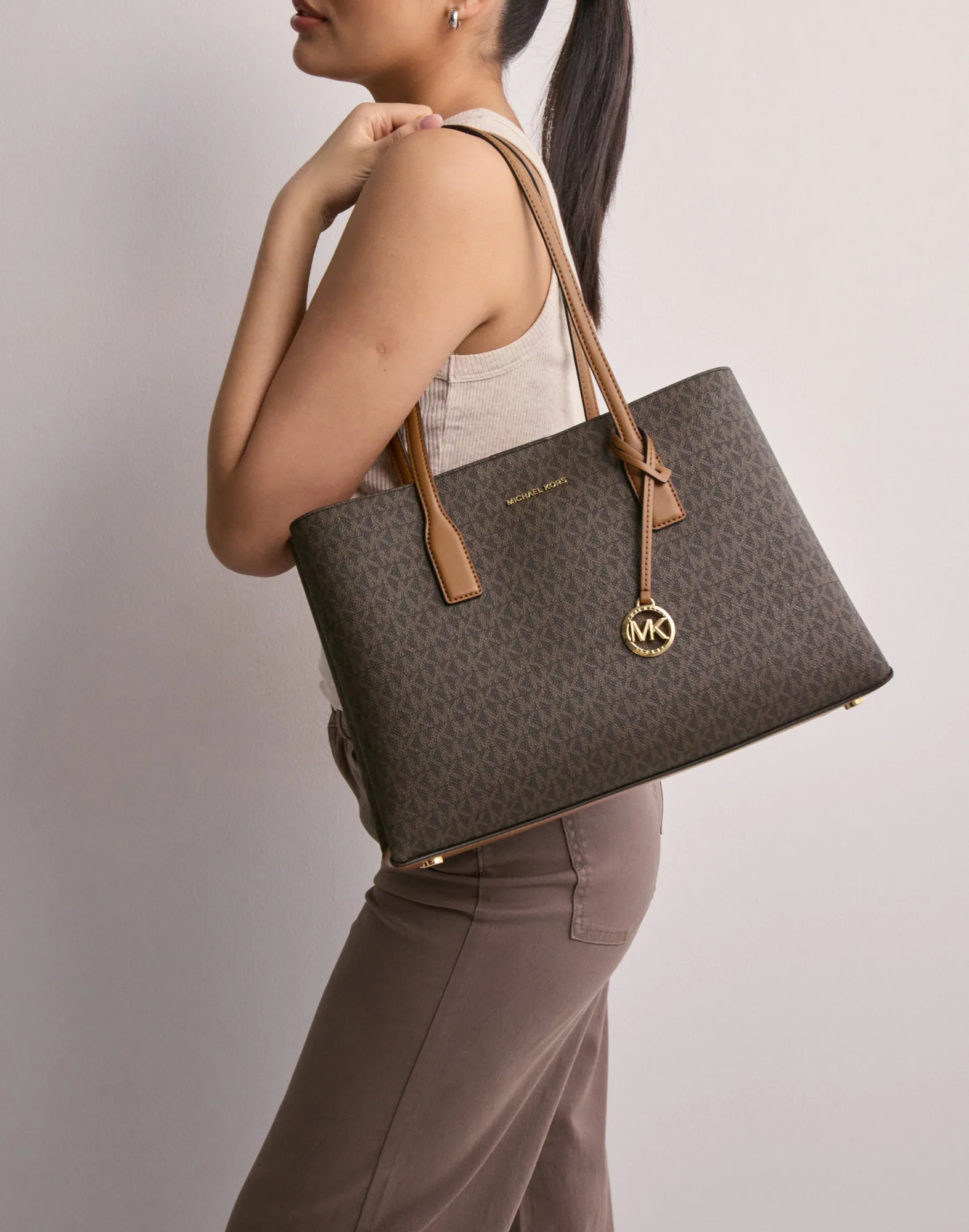 Michael Kors Hayley Large Tote Signature In Brown Peanut Eliza