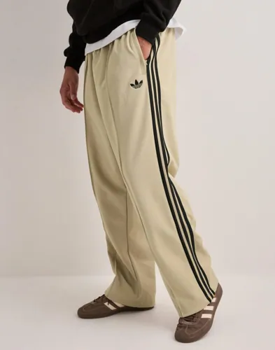 Adidas Originals beige track pants med wide fit och revärer