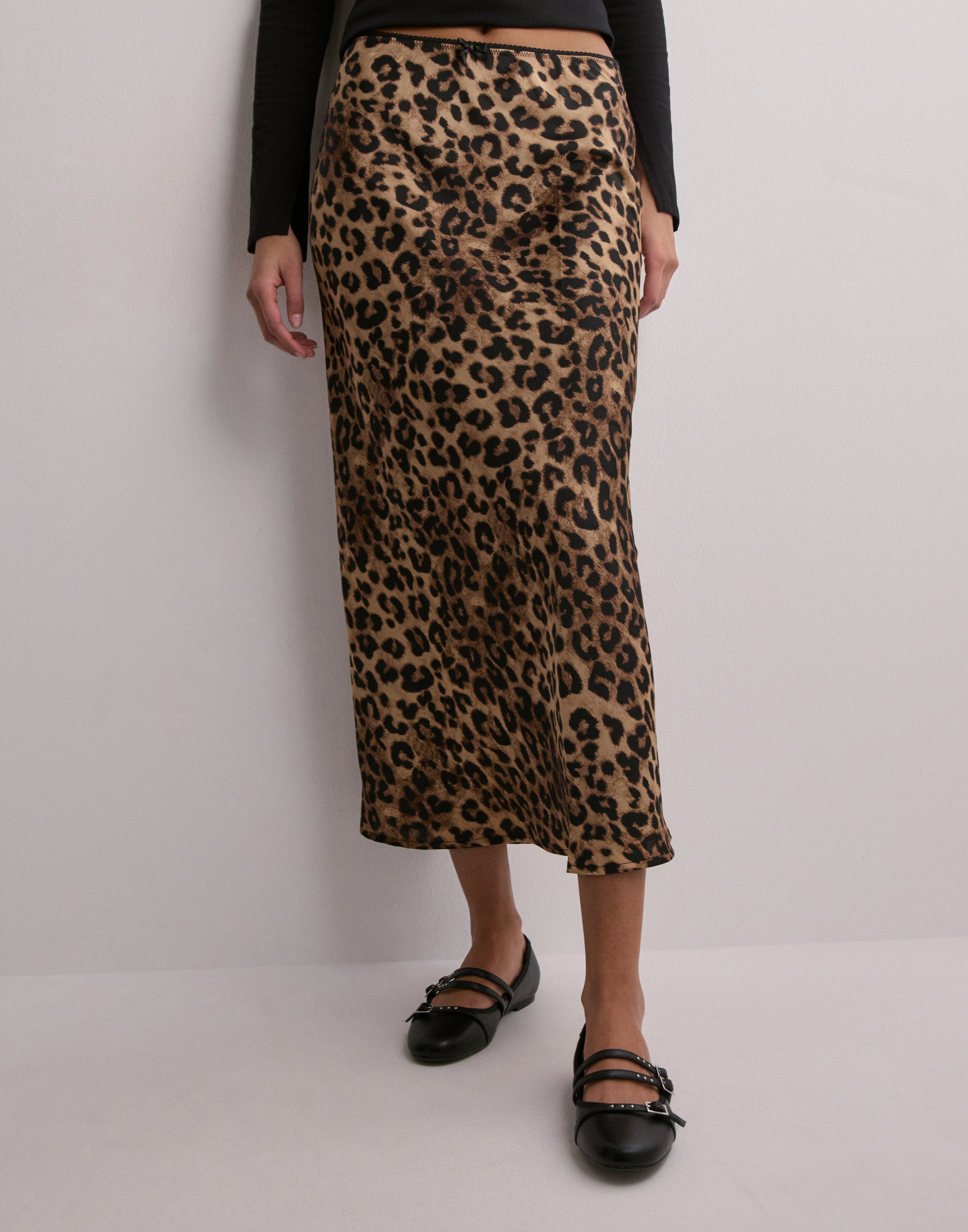 Qisqa shortilar xxx Jinsiy aloqa paytida anusni moylash uchun nima ishlatasiz?