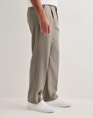 Grå