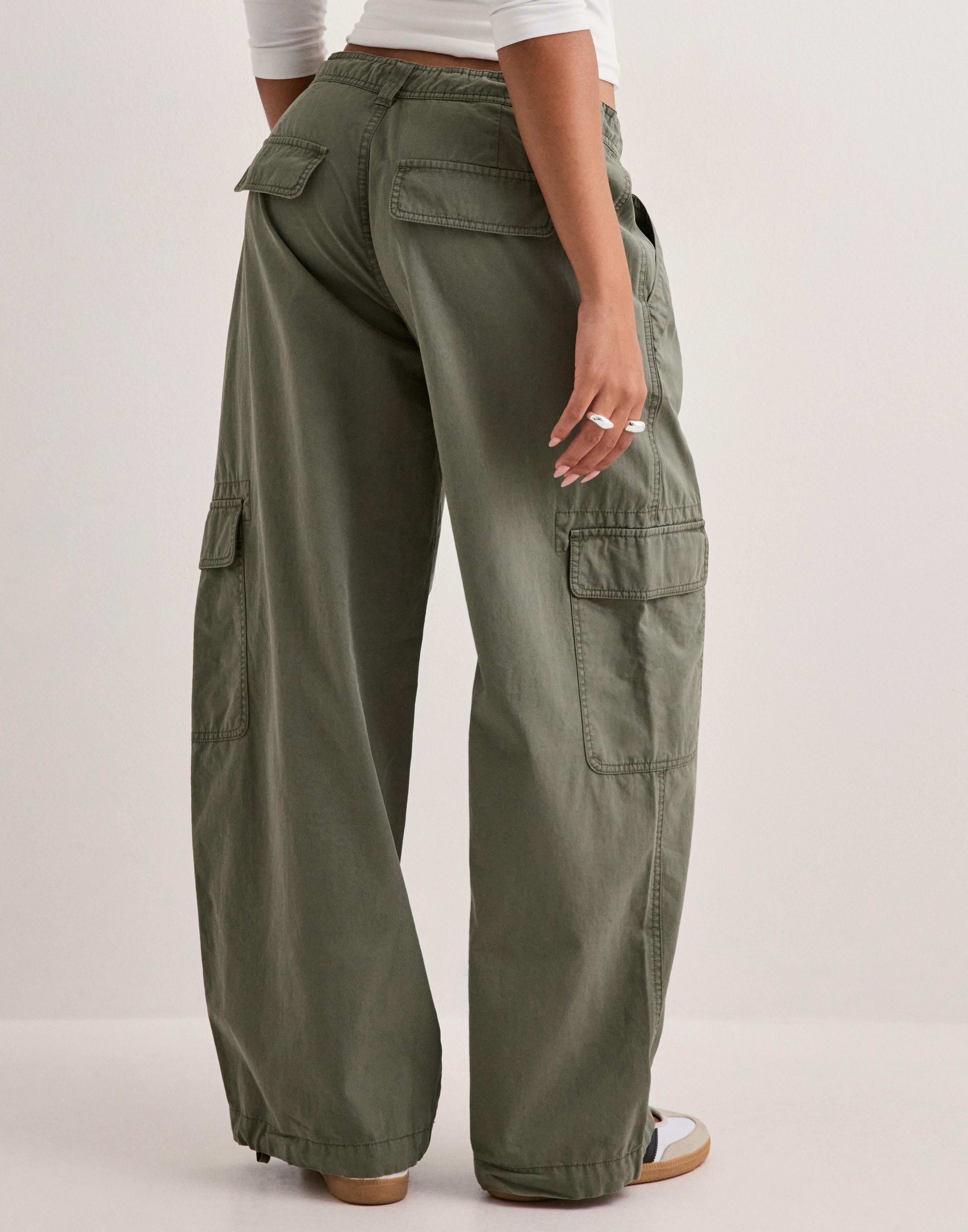 Nelly cargo pants i — byxor med fickor från Nelly