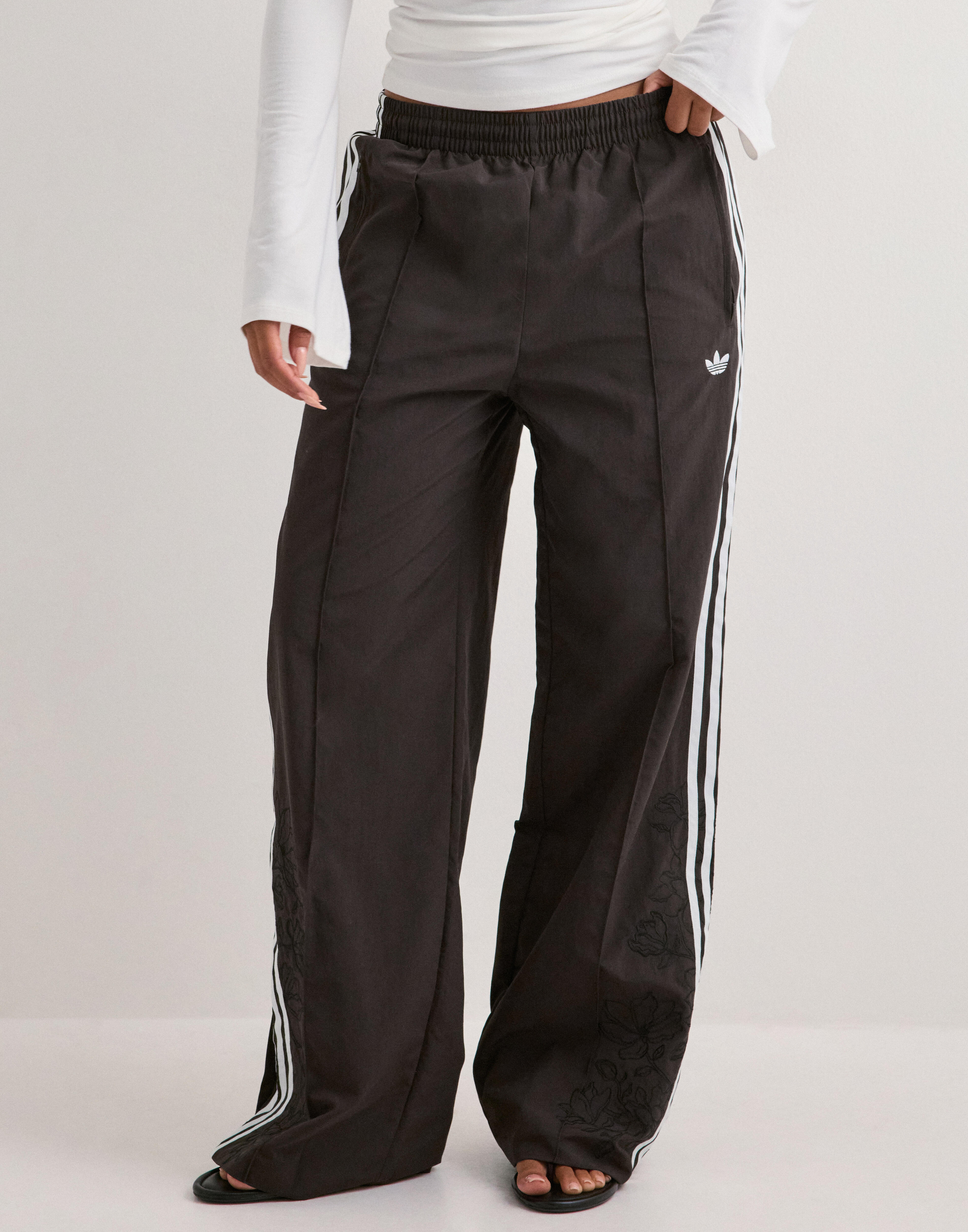Adidas originals fb loose tp i — byxor med fickor från Nelly