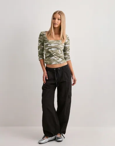 Nelly Camo Half Sleeve Top toppar dam – bild 2