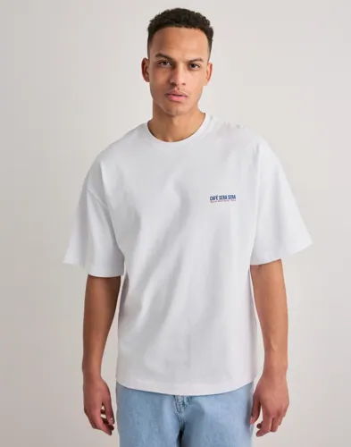 Que Sera Sera Café Sera Sera Tee T-shirts med tryck herr – bild 2