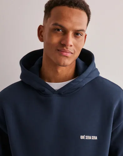 Que Sera Sera Virgil Hoodie Hoodies herr – bild 2