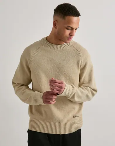 Beige stickad rundhalströja från Les Deux med ribbade muddar