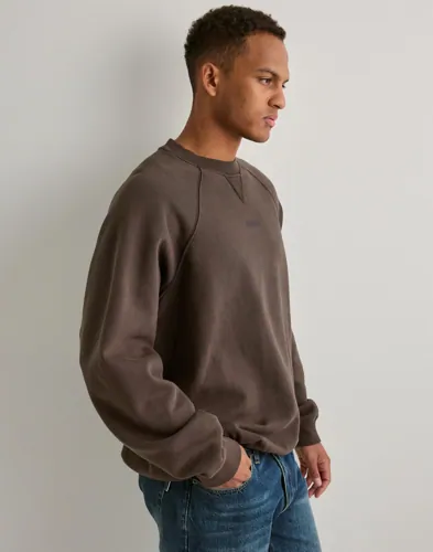 Woodbird Zhang Washed Logo Crew Sweatshirts herr – bild 2