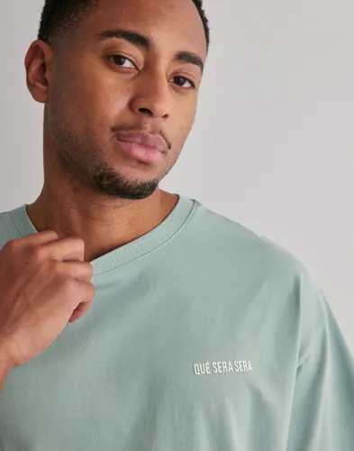 Que Sera Sera grön oversized t-shirt med logga för herr