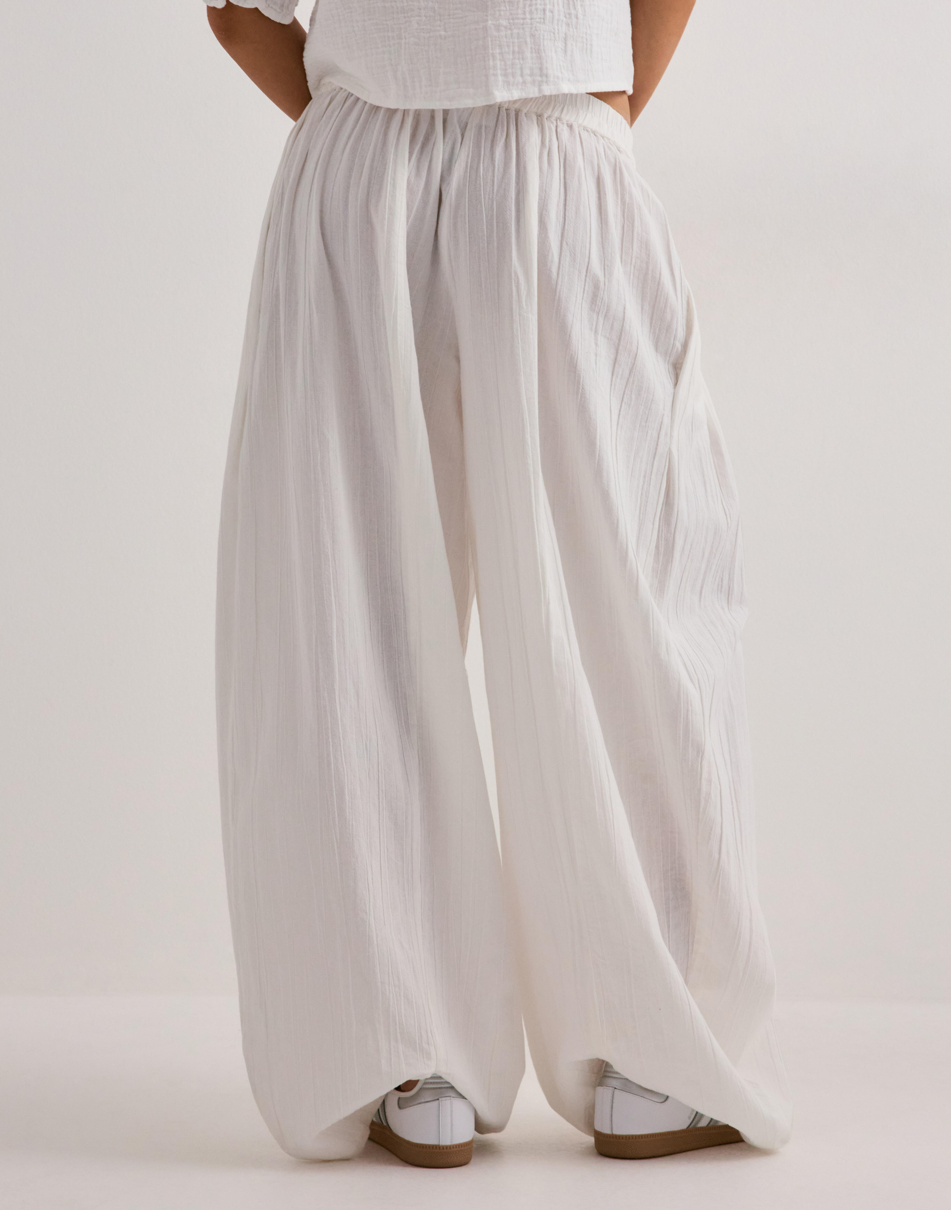 Pieces pckiana hw pants wvn bc i — byxor med fickor från Nelly