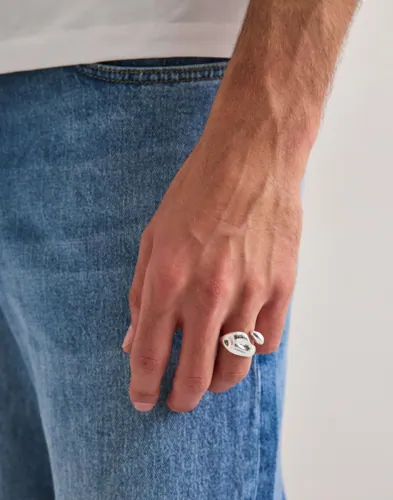 Justerbar ring i silver från Muli Collection med bucklad design
