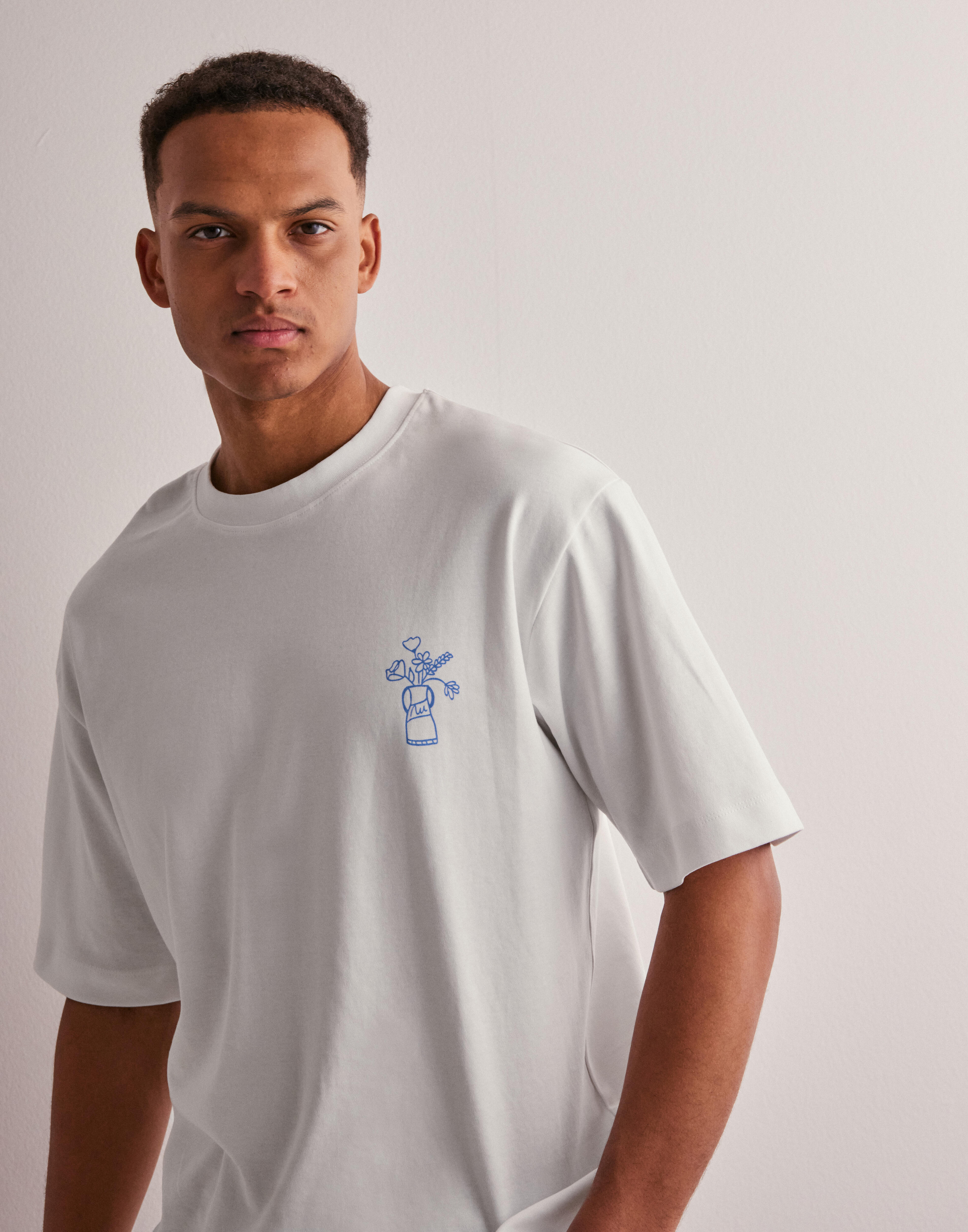 Buy J Lindeberg Camilo LS Graphic T-shirt - White | NLYMAN