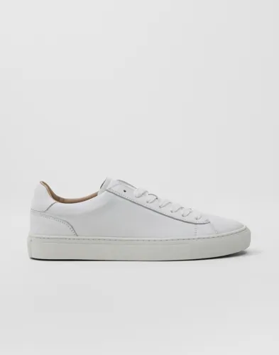 Sneaky Steve Grand låga vita sneakers med logga på skotungan