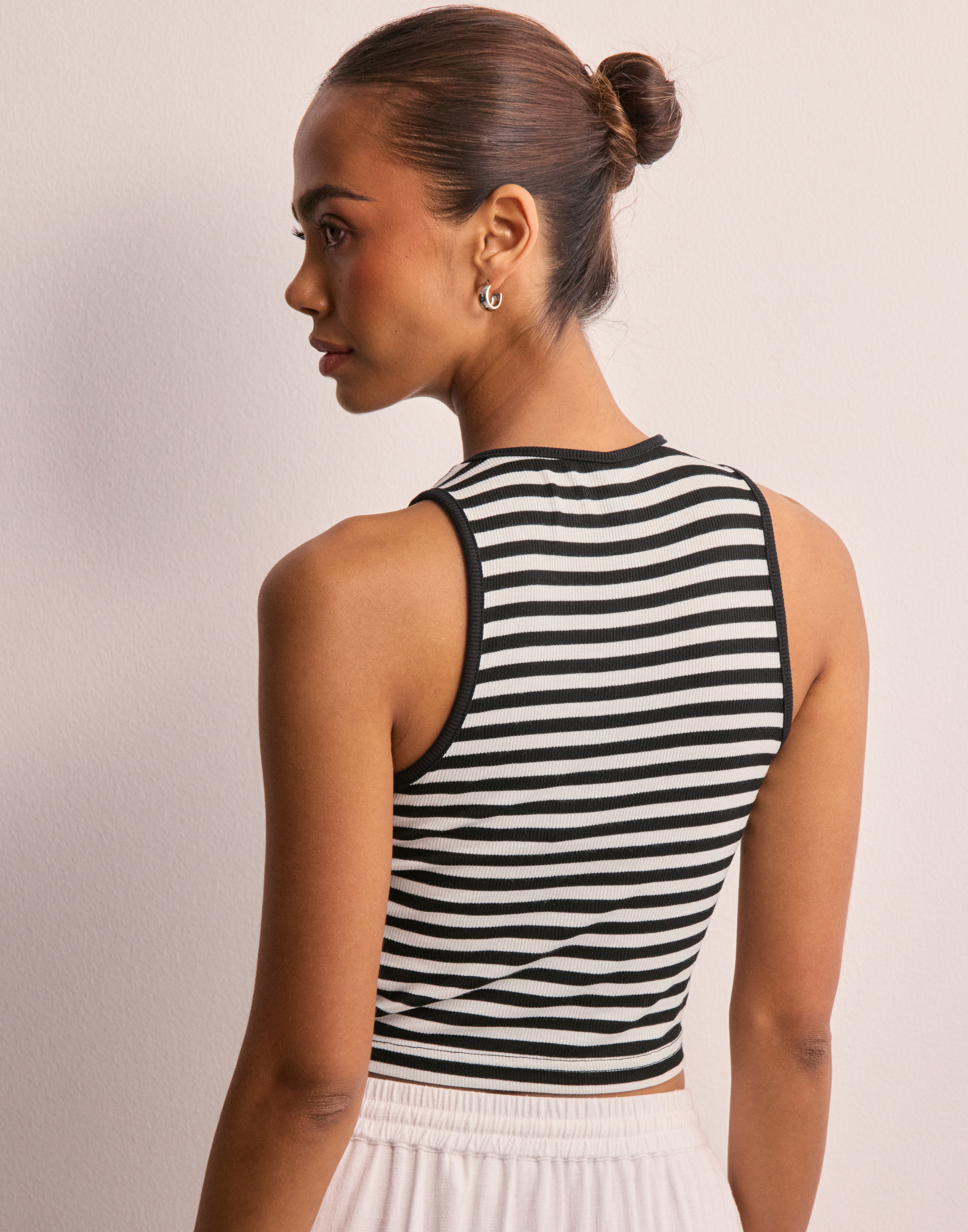 Buy Only ONLBELIA S/L CROP TOP JRS NOOS - Black Cloud Dancer (Ola