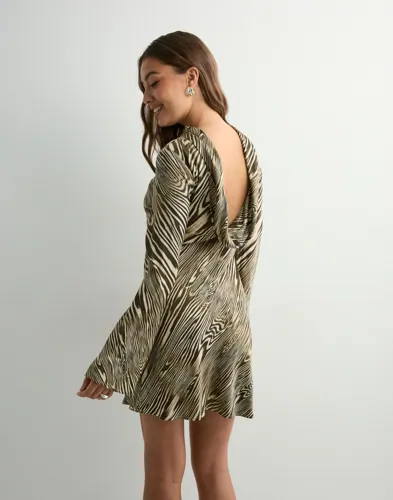 MALINA Cezanne Low Back Satin Mini dress korta klänningar dam – bild 2